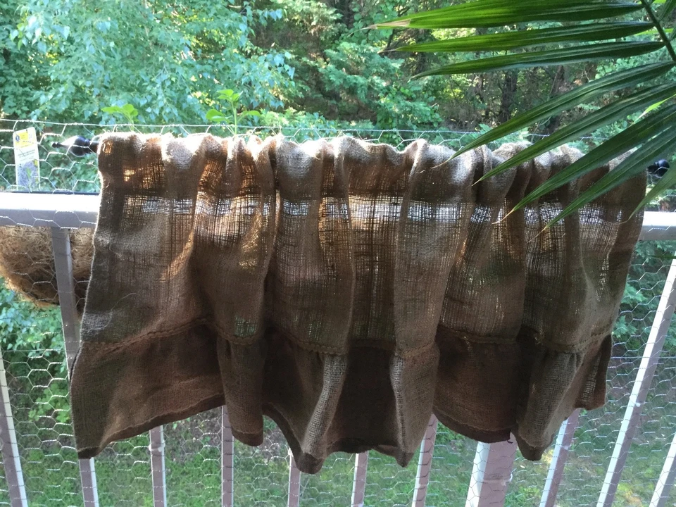 Cenefa de arpillera natural con volantes naturales/marrones oscuros, cenefa/cura elegante de cabaña Foto 2 de 4