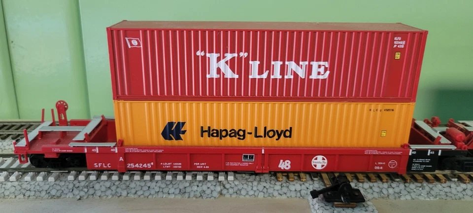 HO Scale Walthers ATSF Santa Fe SFLC 48’ Thrall 5-Pack Well Cars With Containers - Image 2 of 4