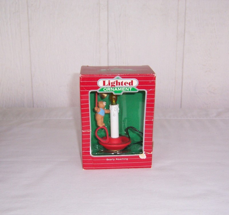 VINTAGE HALLMARK KEEPSAKE BEARLY REACHING LIGHTED CHRISTMAS ORNAMENT 1988