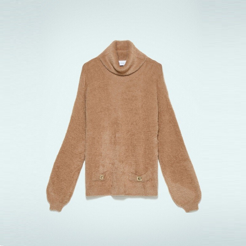 Бежевый женский свитер-водолазка Gaelle Paris GBDP19550 с высоким воротом и пуговицами с логотипом