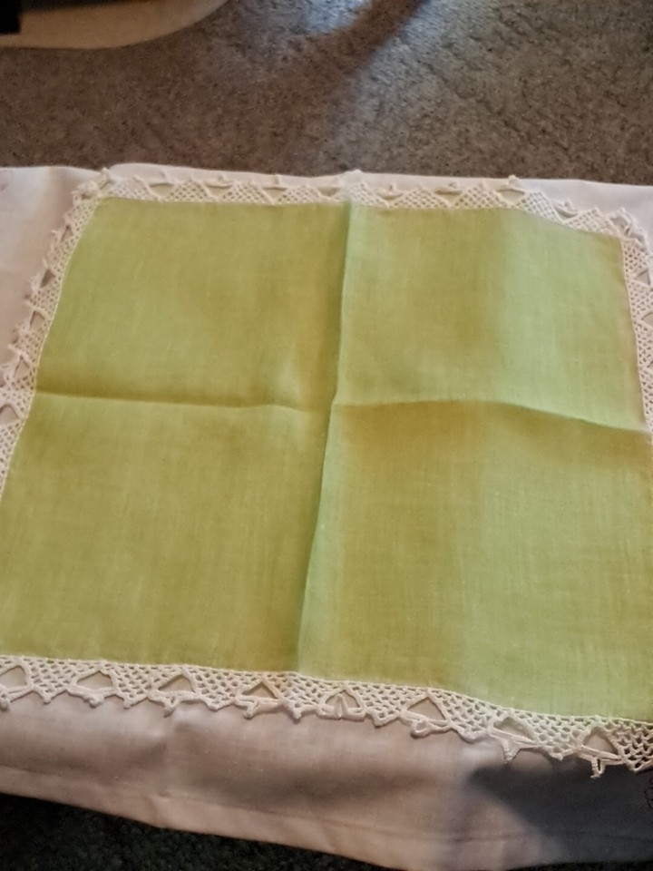 VINTAGE GREEN LINEN HANKY W/BEAUTIFUL BEIGE CROCHET TRIM EXCELLENT