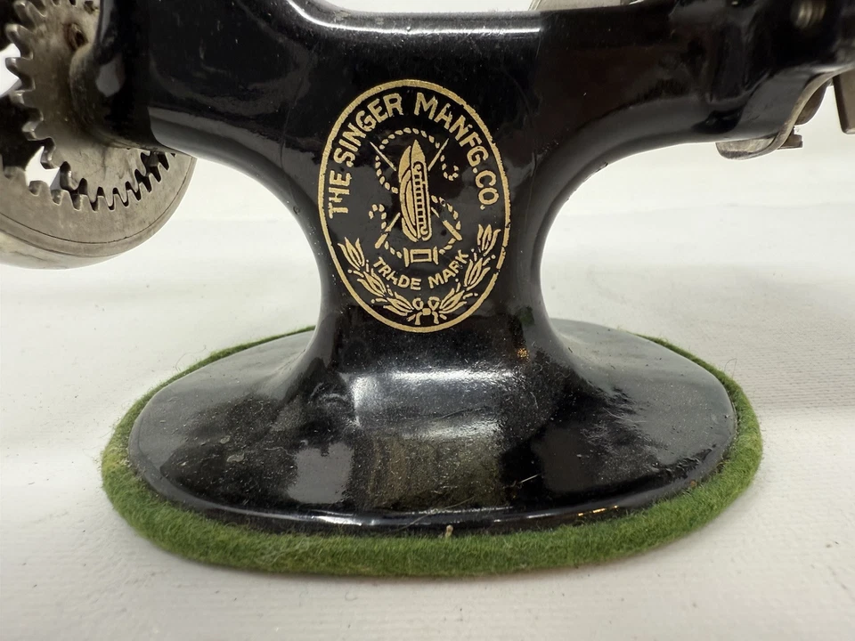 VINTAGE SINGER TOY SEWING MACHINE ROUND BASE CHILD MODEL 20 MADE USA 1920's - Image 2 of 4