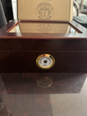 Brand New Mahogany  Desktop Humidor by Humidor Supreme Model  HUM-CI-25HYG-GLASS
