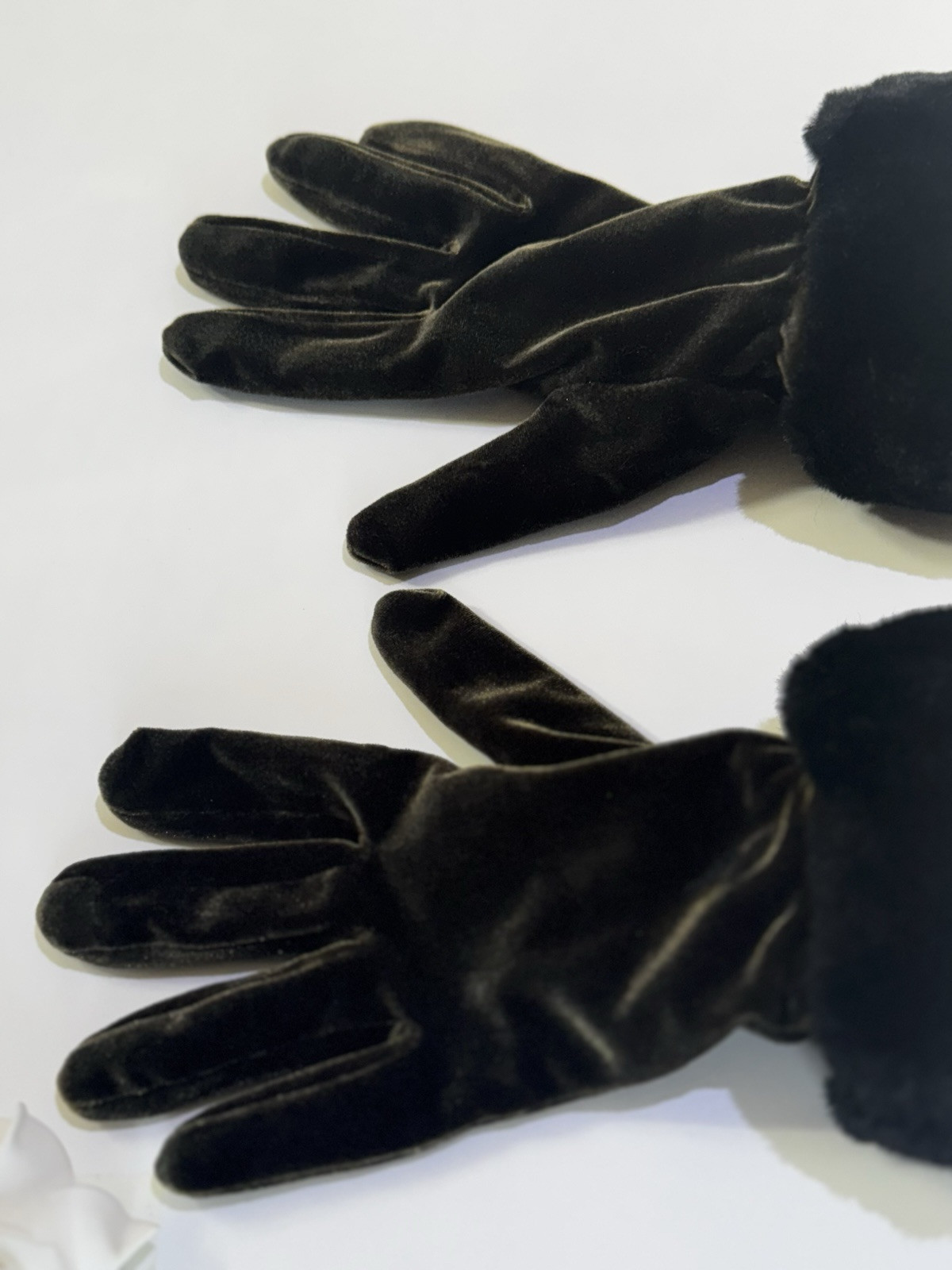 Dents 1977 vintage rare dark green woman’s elegant gloves - one size image 2