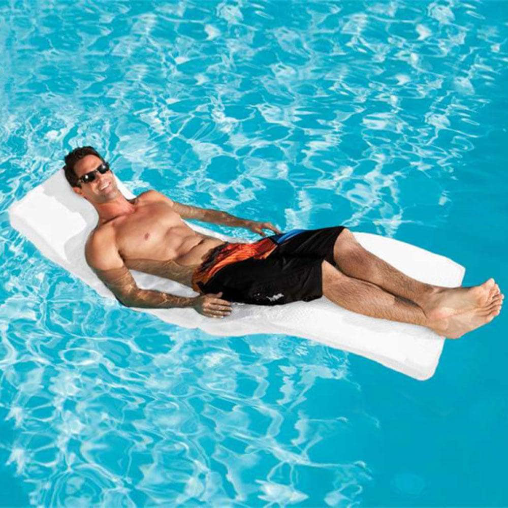 Chaise Premium blanca junto a la piscina y en la piscina salón de bronceado NUEVO