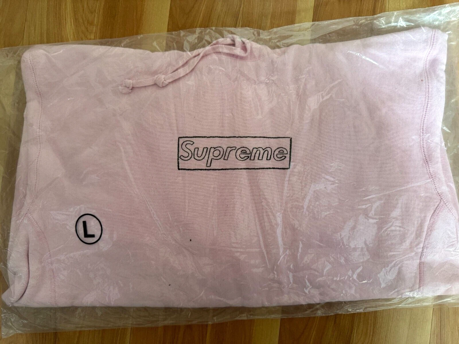 Sweat à capuche Supreme KAWS logo craie rose clair   Taille L   NEUF