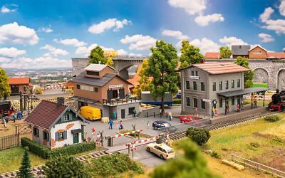 FALLER 190137 HO Scale Aktion Set: Feldkirchen Station Set with Accessories