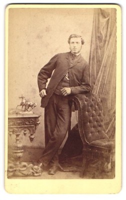 Fotografie W. A. Smith, Ipswich, 18 Brook Street, Herr mit Kinnbart lässig an h 