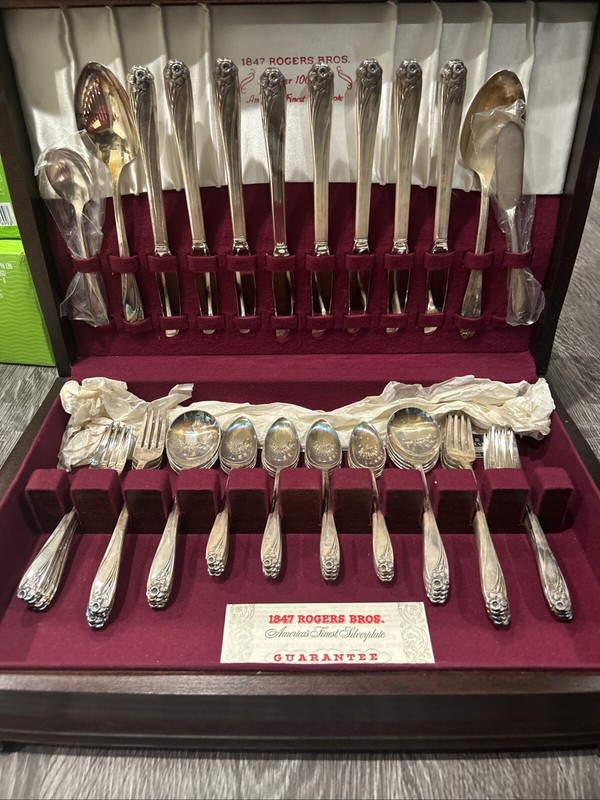 Vtg Daffodil  Rogers IS Silverplate Complete 8 plc settings &- 52 pcs Box - New?