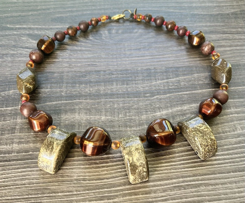 Audaz collar artesanal llamativo - Joyería única en tono tierra Foto 2 de 4