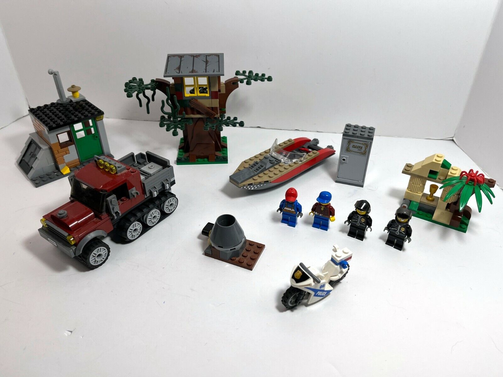 LEGO City Police: Hovercraft Arrest 60071 + Building from 60048 + safe 60137.