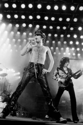 Freddie Mercury, singer of the band Queen, in concert at the Alca - Old Photo 1