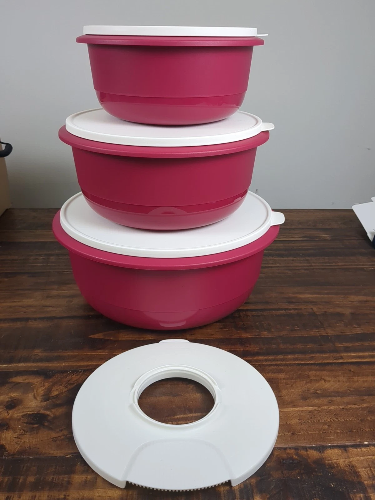 Tupperware Ultimate 7 Piece Mixing Bowls Set 3.5L 6L 9.5L w/ Seals Radish Pink
Opens in a new window