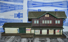 Pola HO/OO Bahnhof / Güterübergabebahnsteig. Plastikbausatz hergestellt. 31x13x11cm hoch