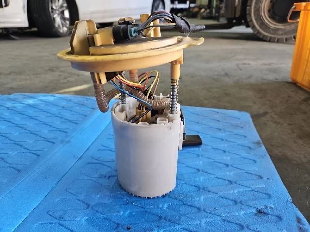 Топливный насос 2016 Mercedes-Benz 200 d A2464701494 - Изображение 2 из 4