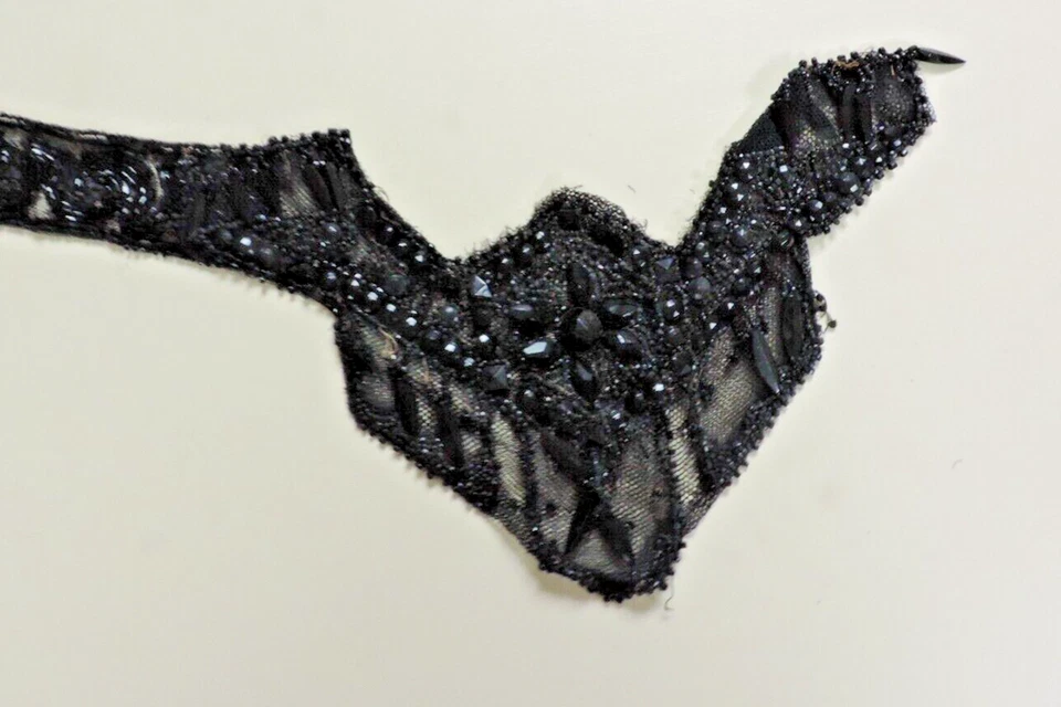 Vestido de encaje matutino con cuentas victoriano hecho a mano de la década de 1890 negro azabache Foto 2 de 4