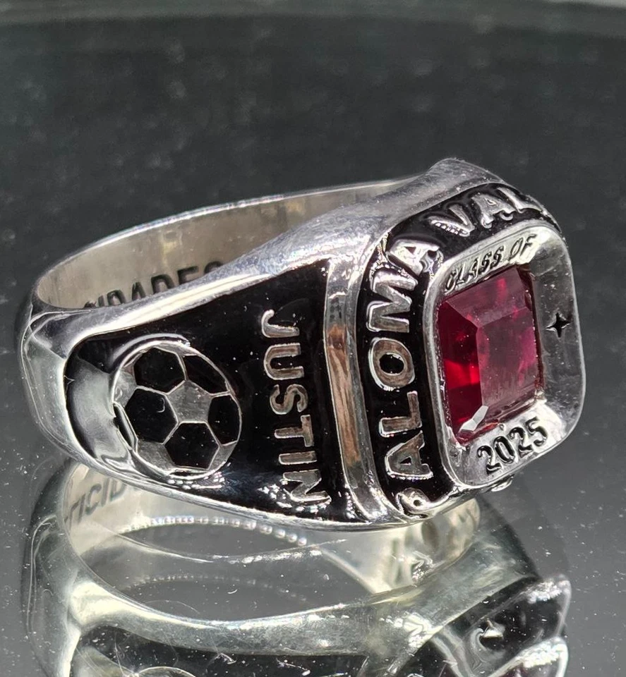 Anillo de graduación clase de 2025 para hombre gema cuadrada roja anillo personalizado clase secundaria Foto 3 de 4
