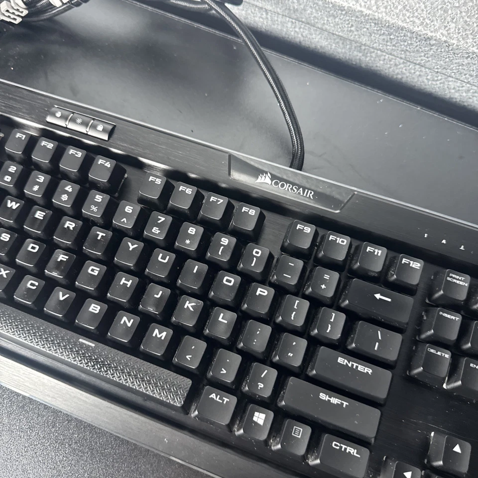 Corsair K95 RGB PLATINUM Cherry MX Brown CH-9127012-NA Wired Keyboard - Image 3 of 4