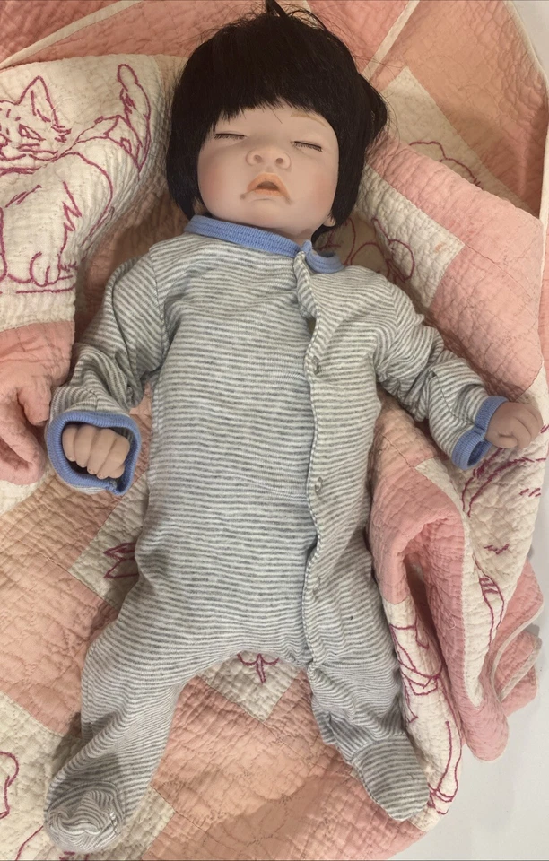 Letrero numerado cabello negro bebé recién nacido Laura Lee Eagles Paradise Galleries Foto 3 de 4