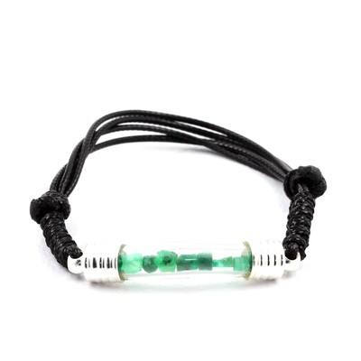 Mineralien und Edelsteine. Armband Smaragd roh. Farbe schwarz.