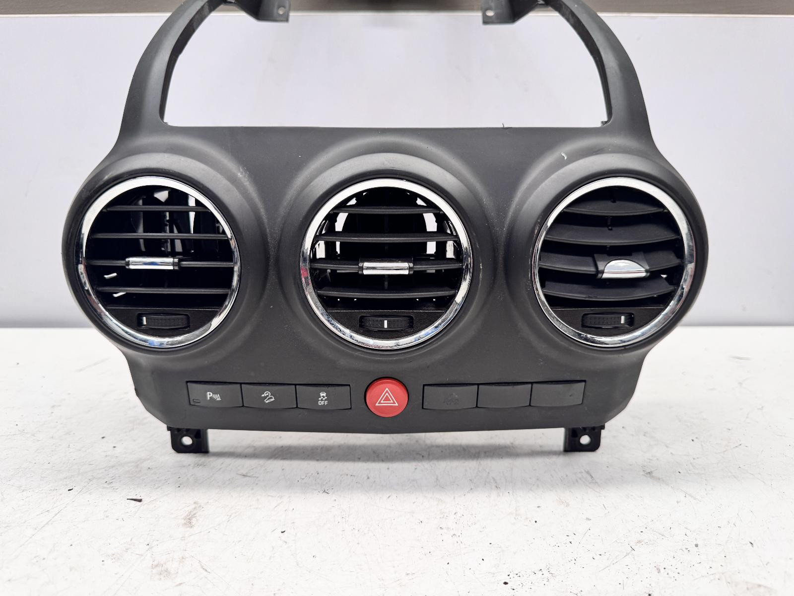 2012 Holden Captiva Centre Dash Vents with Fascia CG 01/2011-06/2018 image 2