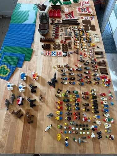 Vintage LEGO Lot Castle, knights, Pirates, Star Wars – 43 Manuals 80+ Minifigs