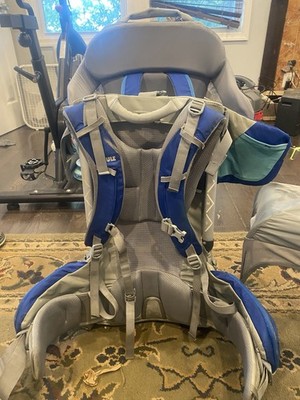 Thule Sapling Child Carrier, Sun Shade, Stirrups, & Day Pack See Description
