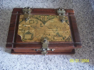 --DECORATION--COFFRET ou BOITE en BOIS IMITATION LIVRE-- - Photo 1/4