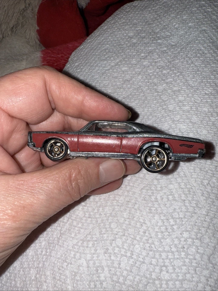 Pontiac GTO 1967 Hot Wheels escala 1:64 gris oscuro con rojo oscuro nuevo 2010 Foto 3 de 4