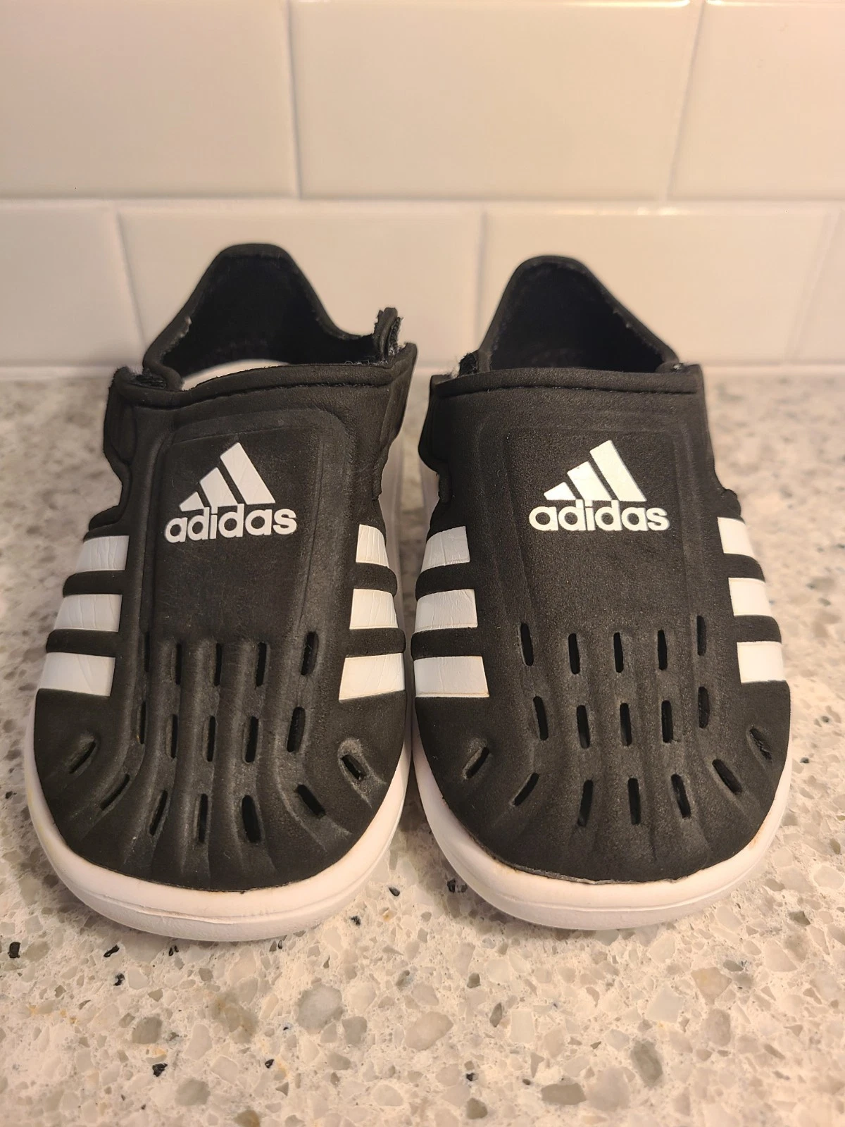 Scarpe sandalo acqua Adidas nero bianco bambino bambino taglia 4K