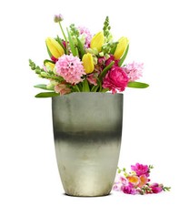 Vaso Di Vetro Decorativo Con Le Pietre Colorate Ed I Fiori Asciutti Vicini 102619858