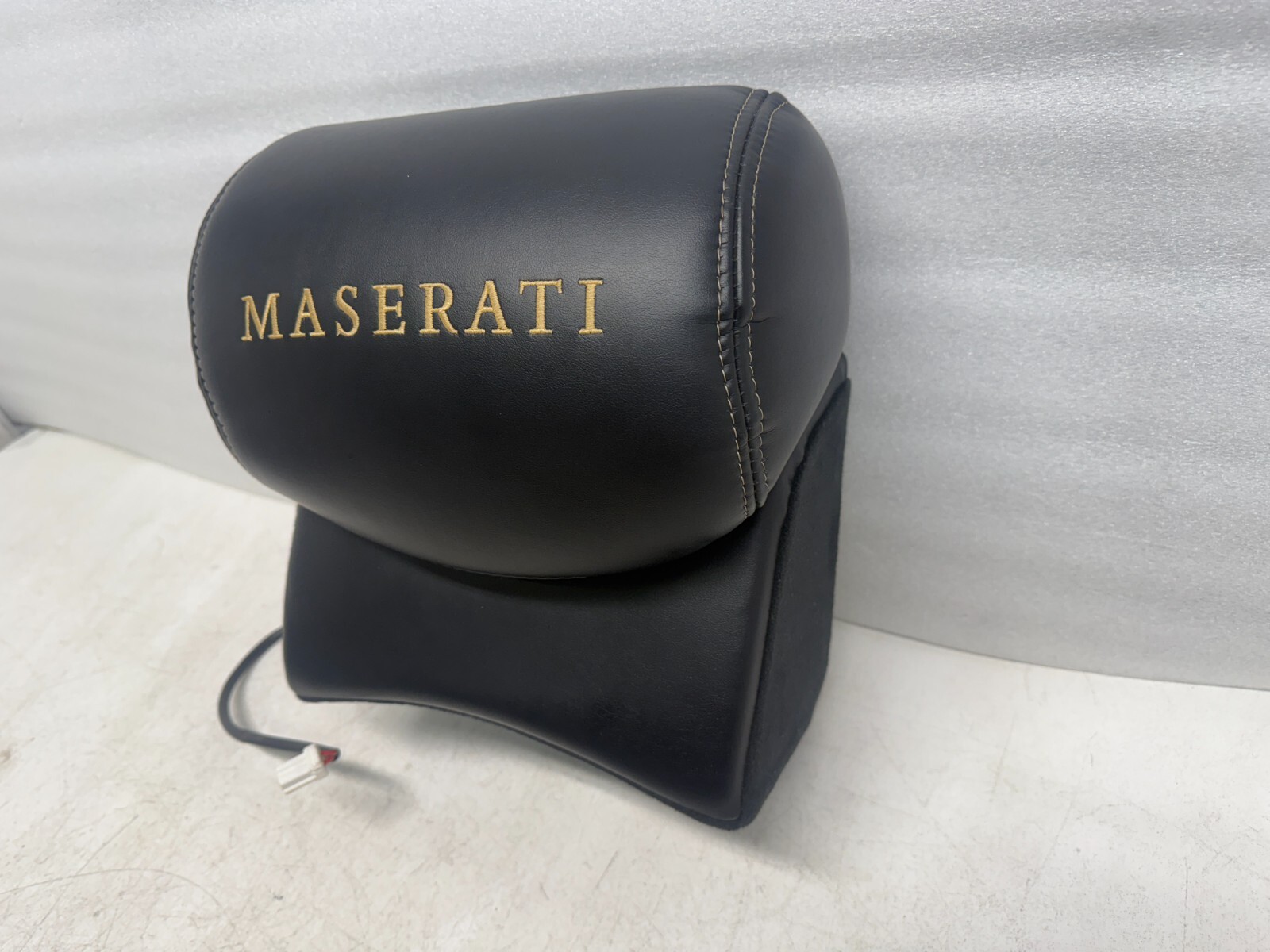 P50205 2003-2013 Maserati Quattroporte Seat Center Headrest w/ MASERATI Sign