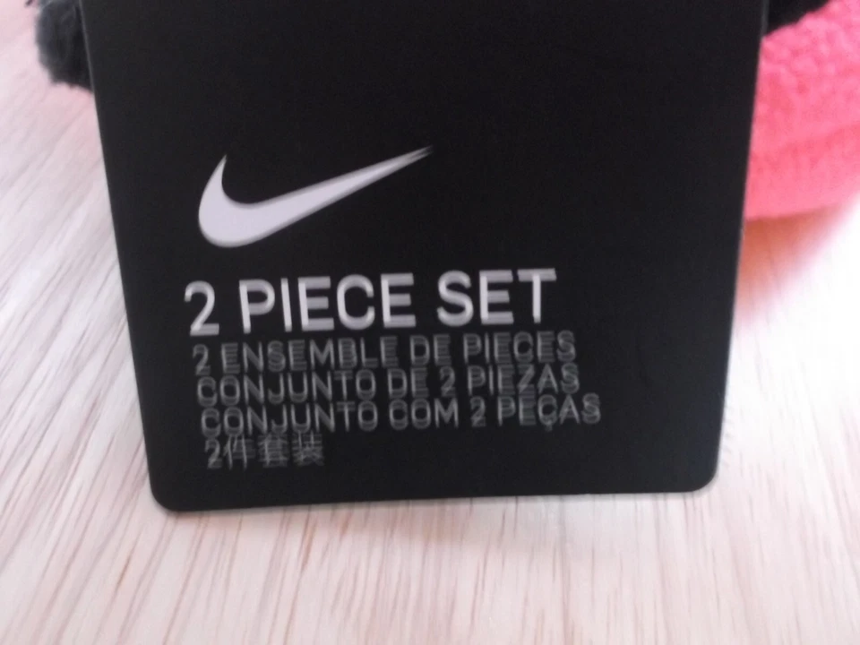 JUEGO DE GORRAS Y MITONES NIKE INFANTILES NIÑAS - ROSA Y NEGRO - OREJERAS - TALLA ÚNICA - NUEVO CON ETIQUETAS Foto 4 de 4