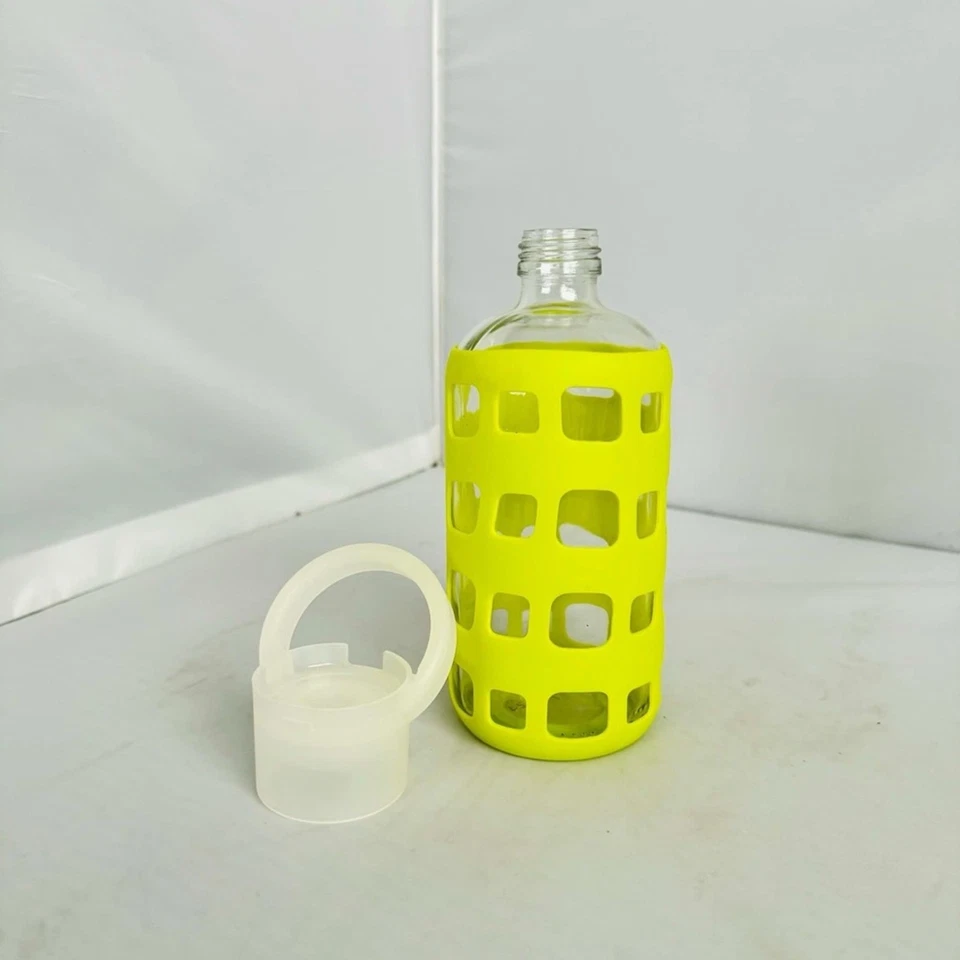 Botella de agua de vidrio BKR Teeny con funda de silicona verde 8 oz Foto 2 de 4