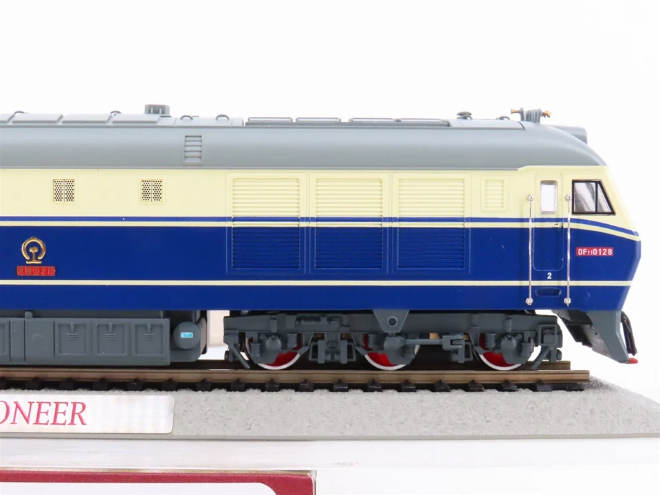 HO Scale Bachmann 62047 CR China Railway DF11 Diesel #0128 "Pioneer" - DCC Ready - Image 3 of 4