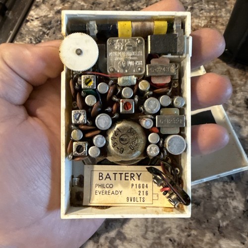 PHILCO Eight Transistor AM Radio NT-802WHG FOR PARTS OR REPAIR - Picture 9 of 12