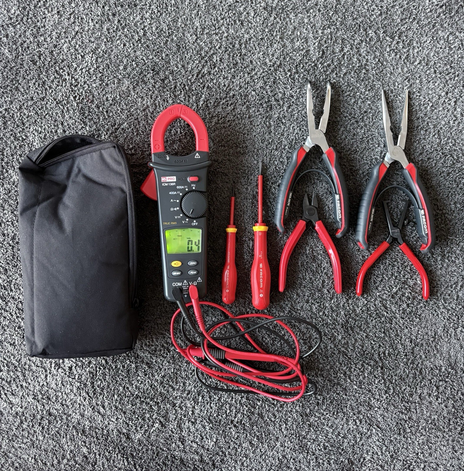 Multimètre RS Pro anti-choc et outils Facom ergonomiques pour dépanner vos circuits