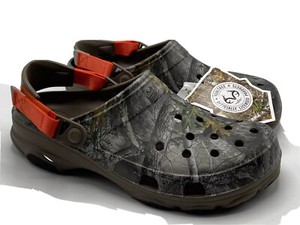mens camo crocs size 12