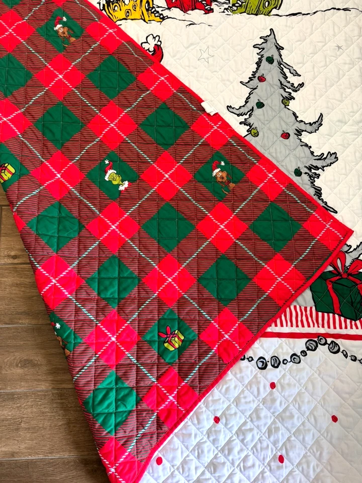 The Grinch & Max Reversible Quilted Twin Comforter and Pillow Sham - Image 2 of 4