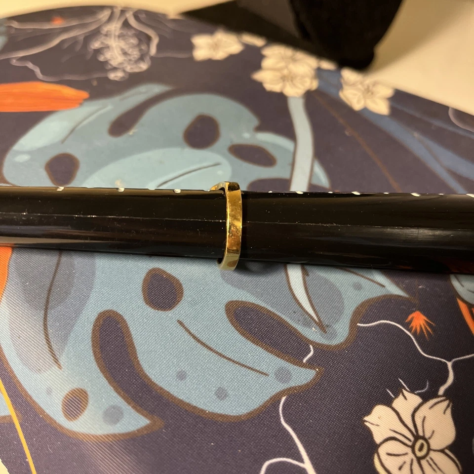 Ring goldtone with crystals green, red, blue, clear size 7 - Image 4 of 4