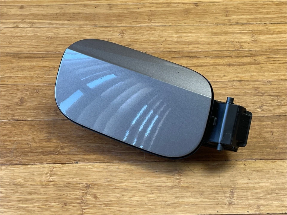 Audi A8 S8 2019-2024 panel de acceso de puerta de llenado de bolsillo de combustible trasero NOTA de fabricante de equipos originales Foto 3 de 4