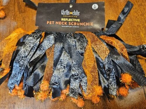 Nervenkitzel und Schüttelfrost - L - XL Neu mit Etikett - reflektierender Haustierhals Scrunchie - Halloween - Bild 1 von 3