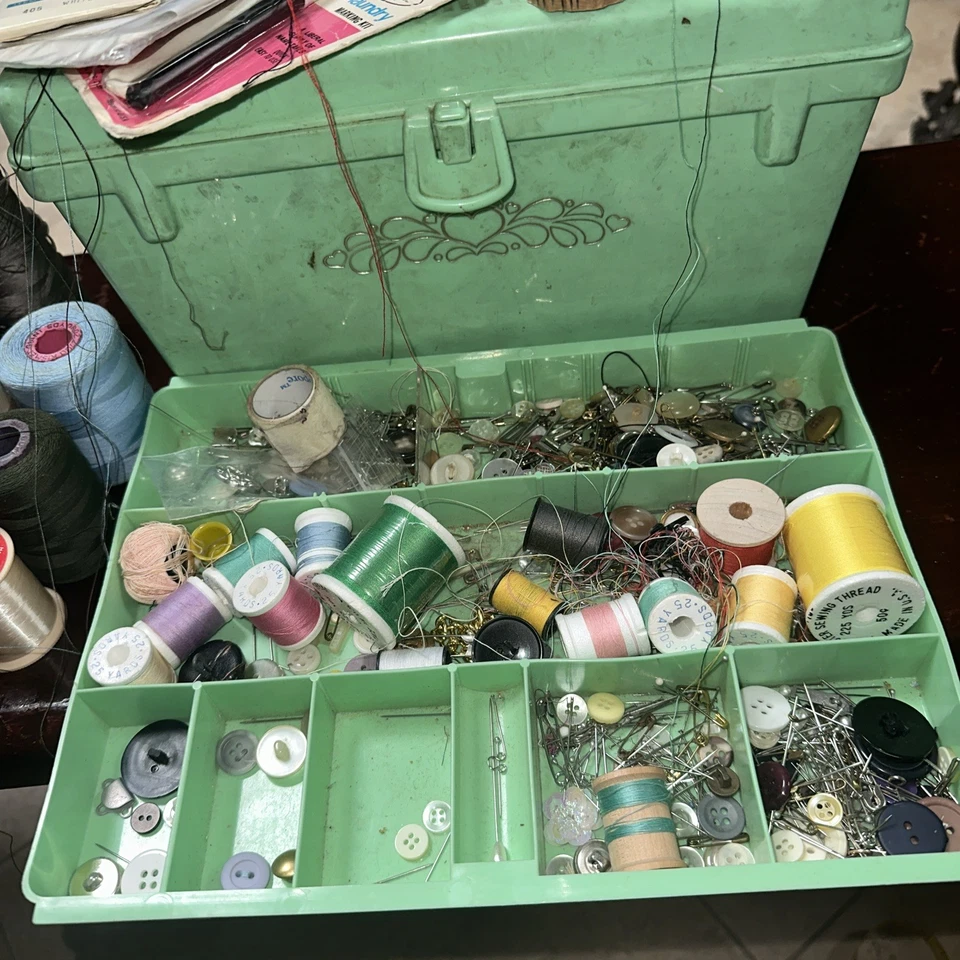 Caja de Costura Acrílico Plástico Wilson Años 60 De Colección, Botones Cargados Hilo Nociones M3 Foto 2 de 4