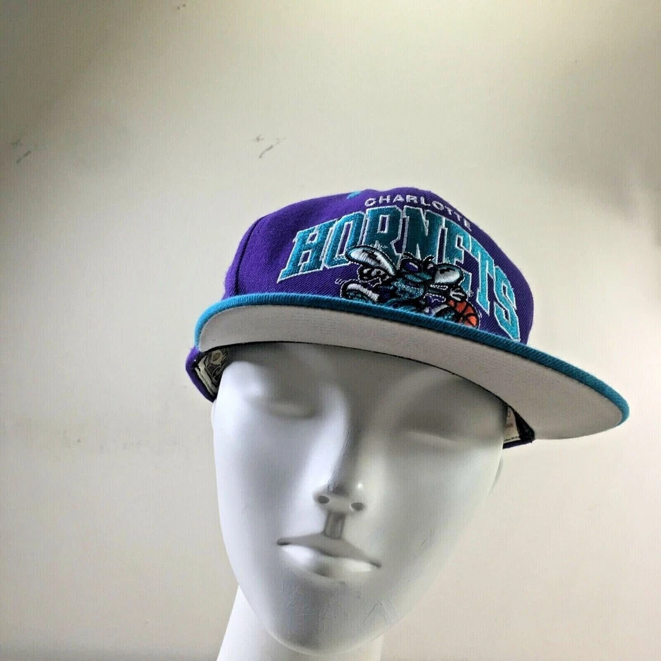 Sombrero Mitchell & Ness Charlotte Hornets Clásicos de Madera Dura Snapback Ajustable Verde azulado Foto 2 de 4