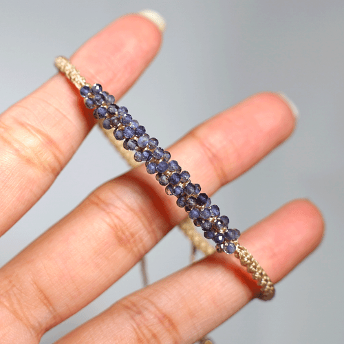 Bacche del Crepuscolo ~ Bracciale Cristallo Macramè Naturale Iolite Artigianale Perline - Foto 4 di 9