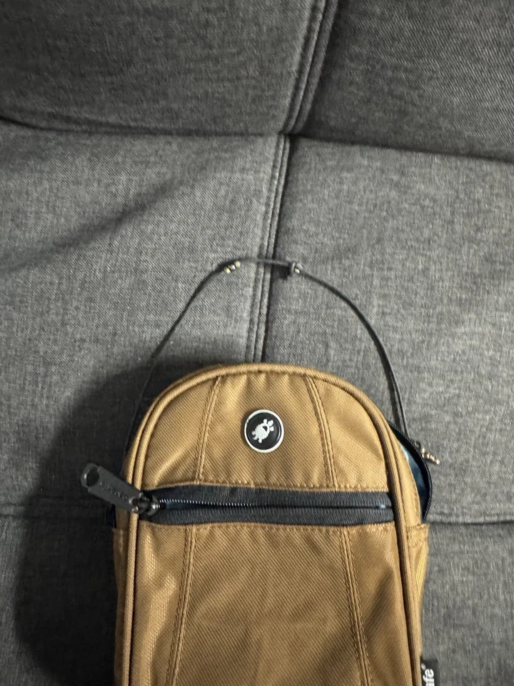 Bolso de Cadera y Hombro Pacsafe Metrosafe 100 Antirrobo Marrón RFID SEGURO Sin Correa Foto 4 de 4