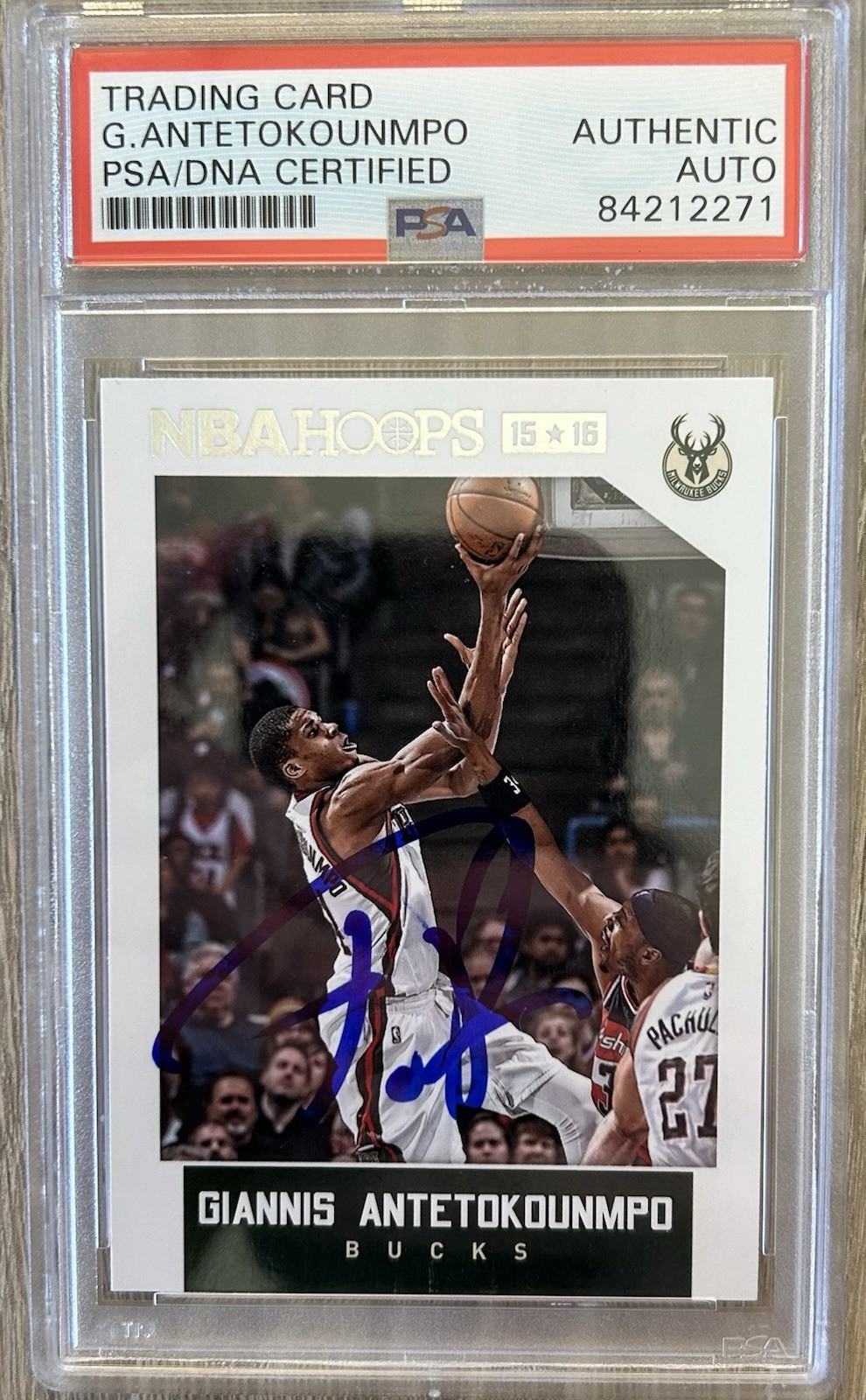2015-16 NBA HOOPS # 71 GIANNIS ANTETOKOUNMPO SIGNED CARD PSA DNA SLABBED