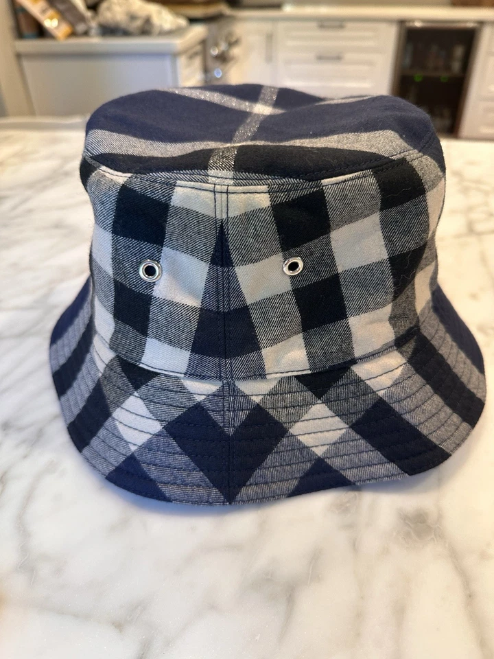 Sombrero Burberry Bucket Talla L Azul, Blanco y Negro Cuadros Con Plateado Foto 2 de 4