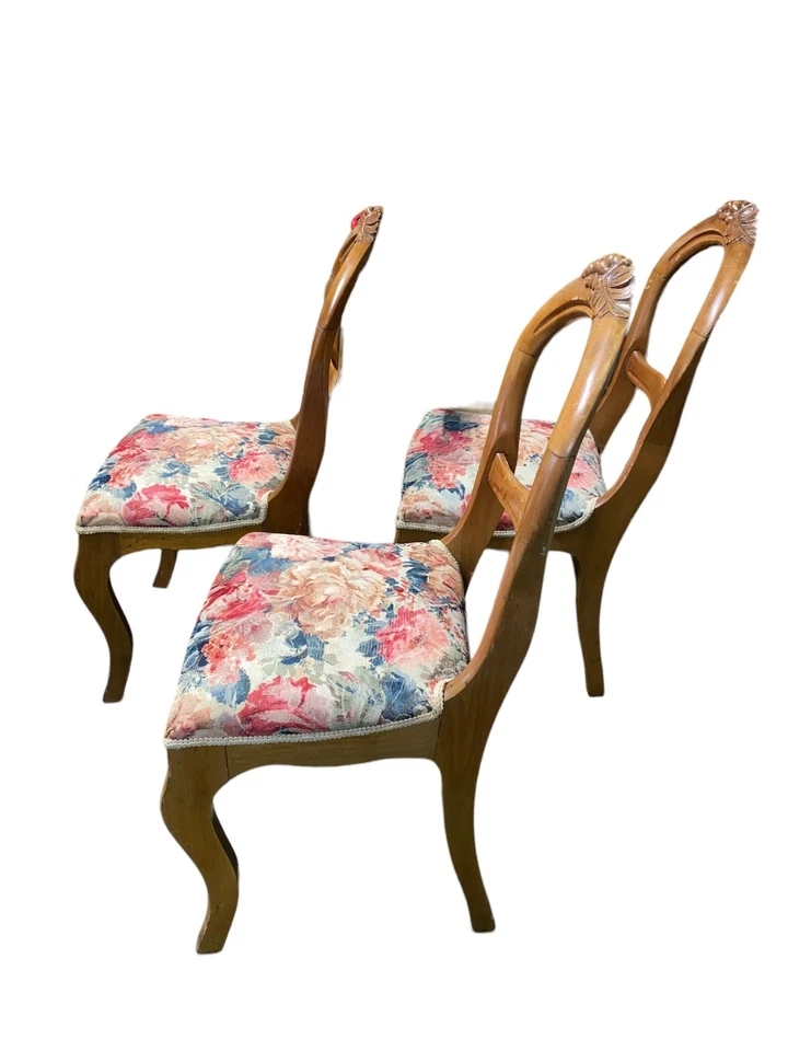 Sillas de comedor Louis Philippe estilo mediados de siglo talladas en nogal (juego de 3) Foto 4 de 4