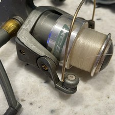 Bleu de la mer pêcheur en bateau de pêche à la traîne downrigger avec